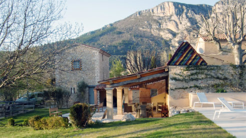 Construction d’une villa traditionnelle avec pigeonnier et terrasse